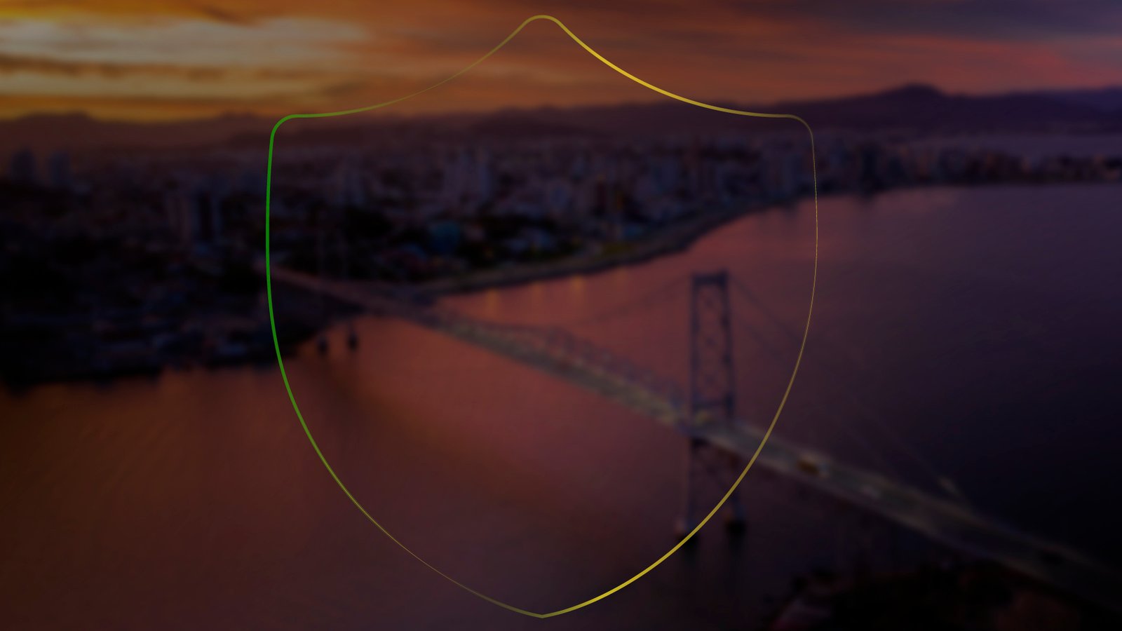 Vista aérea da Ponte Hercílio Luz ao entardecer, com um escudo estilizado sobreposto representando a proteção do Clube de Benefícios